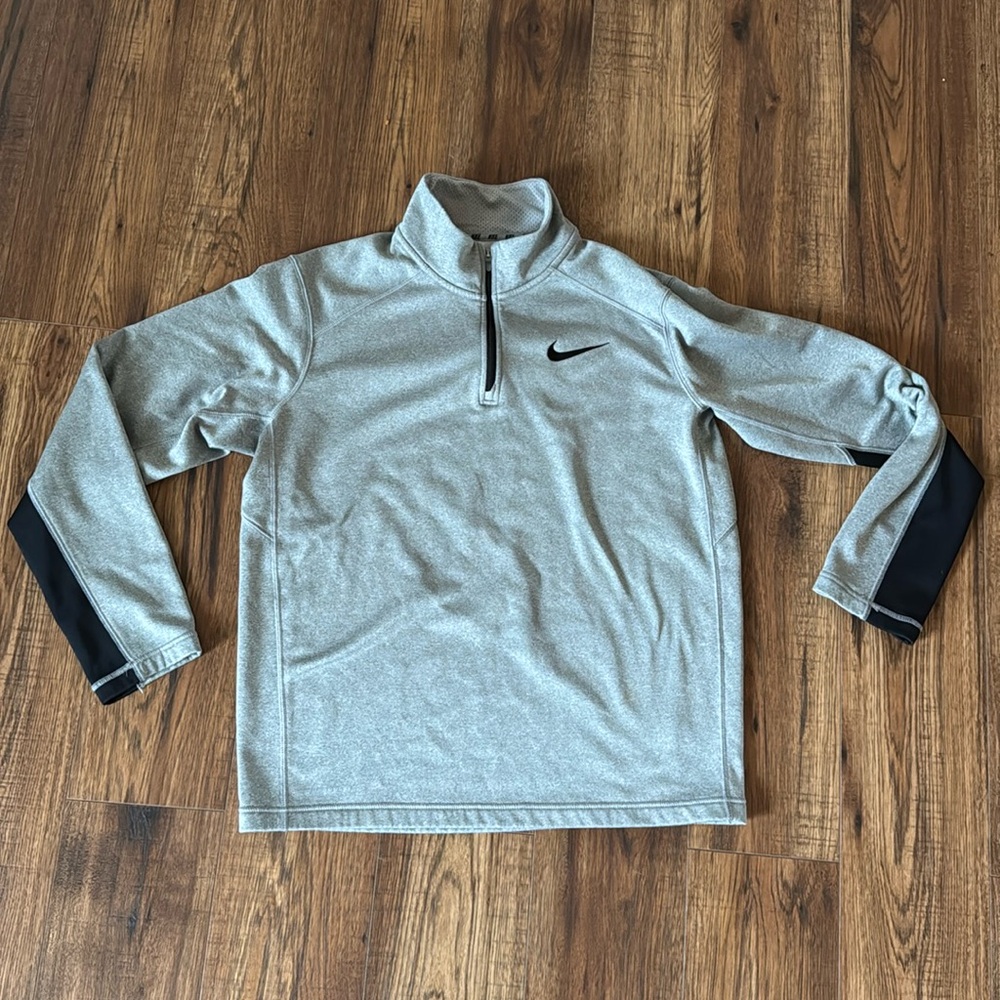 Men’s medium therma fit Niki sweater